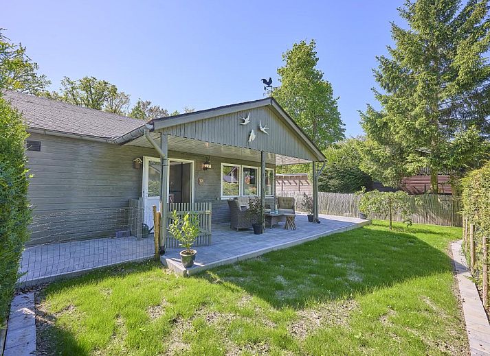 Sfeervolle slaapkamer in vakantiehuis Barri in Zutendaal, Limburg, Belgie, met warm houten interieur en comfortabele inrichting.