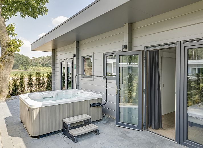 Moderne badkamer in Mooi Zutendaal 4-persoons villa in Limburg, Belgie, met strak design en natuurlijke lichtinval.