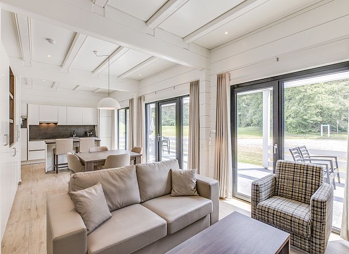 Geniet van de moderne veranda van Mooi Zutendaal, een 4-persoons villa in het groene Limburg, Belgie, ideaal voor ontspanning.