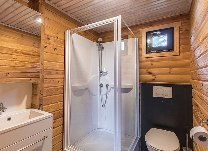 Veranda van Mooi Zutendaal 4-6-persoons chalet in Limburg, Belgie, met comfortabele zitplek en uitzicht op groene omgeving.