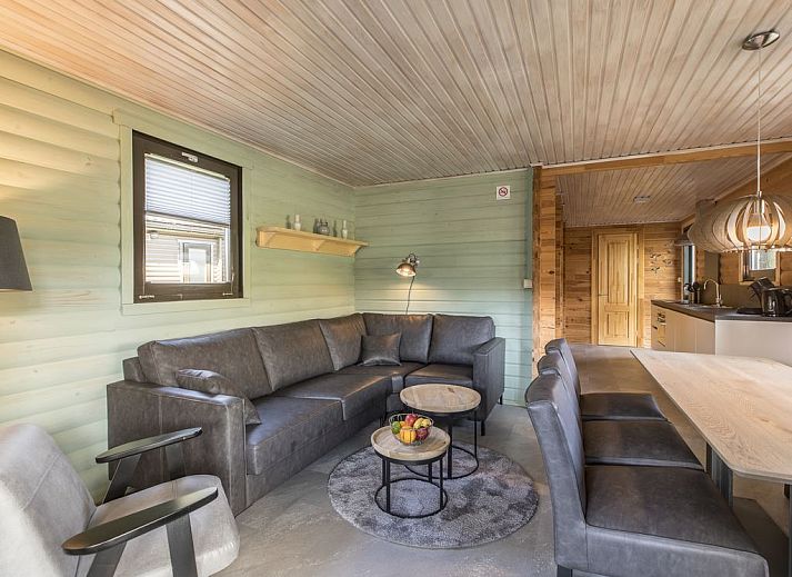 Veranda van Mooi Zutendaal 4-6-persoons chalet in Limburg, Belgie, met comfortabele zitplek en uitzicht op groene omgeving.