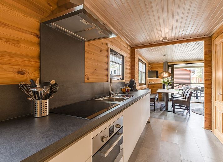 Veranda van Mooi Zutendaal 4-6-persoons chalet in Limburg, Belgie, met comfortabele zitplek en uitzicht op groene omgeving.