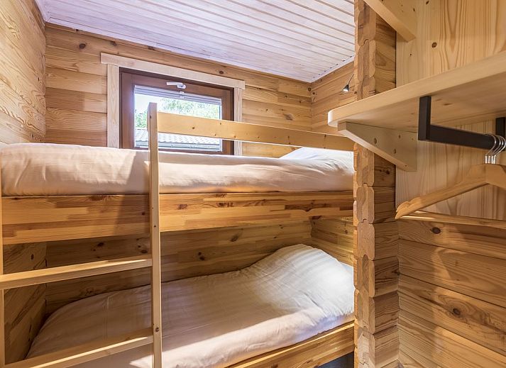 Veranda van Mooi Zutendaal 4-6-persoons chalet in Limburg, Belgie, met comfortabele zitplek en uitzicht op groene omgeving.