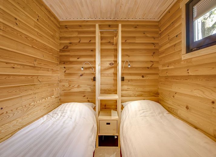 Veranda van Mooi Zutendaal 4-6-persoons chalet in Limburg, Belgie, met comfortabele zitplek en uitzicht op groene omgeving.