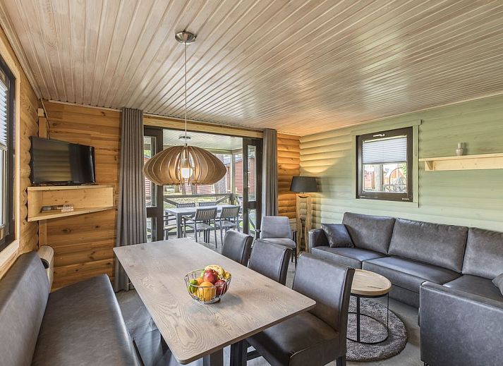 Mooi Zutendaal chalet in Limburg, Belgie met veranda en groene omgeving, ideaal voor 4-6 personen.