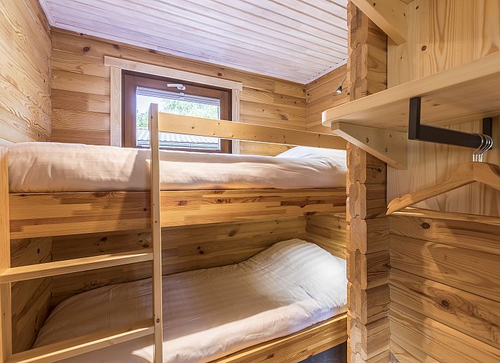 Mooi Zutendaal chalet in Limburg, Belgie met veranda en groene omgeving, ideaal voor 4-6 personen.