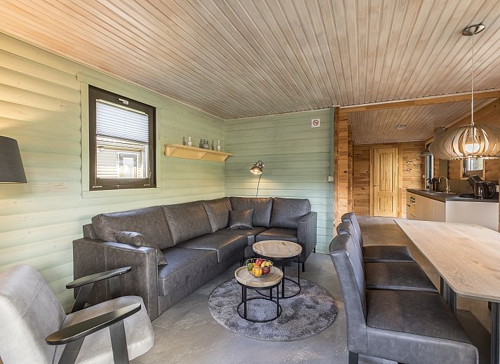 Mooi Zutendaal chalet in Limburg, Belgie met veranda en groene omgeving, ideaal voor 4-6 personen.