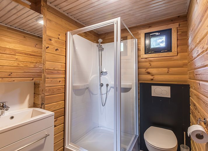 Mooi Zutendaal chalet in Limburg, Belgie, omringd door natuur met ruime veranda's voor een ontspannen vakantieverblijf.