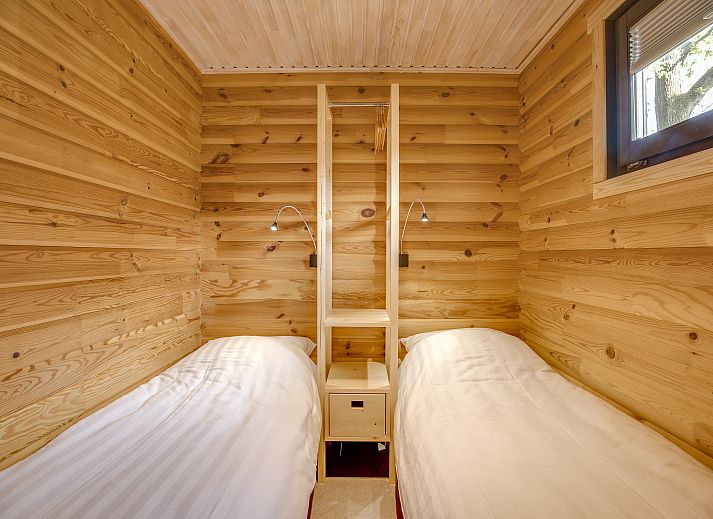 Mooi Zutendaal chalet in Limburg, Belgie, omringd door natuur met ruime veranda's voor een ontspannen vakantieverblijf.