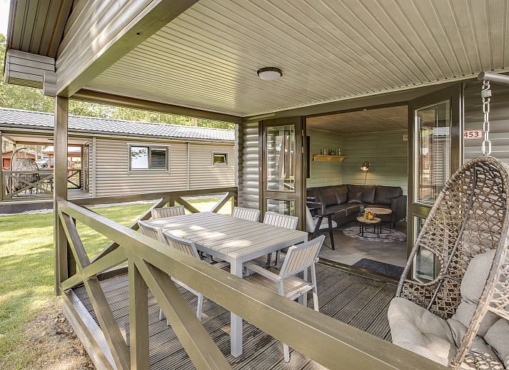 Mooi Zutendaal chalet in Limburg, Belgie, omringd door natuur met ruime veranda's voor een ontspannen vakantieverblijf.
