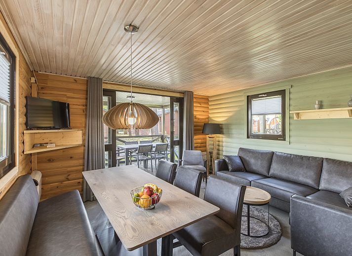 Mooi Zutendaal chalet in Limburg, Belgie, omringd door natuur met ruime veranda's voor een ontspannen vakantieverblijf.