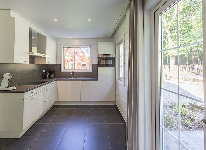 Plattegrond van Mooi Zutendaal 12-persoons bungalow in Limburg, Belgie, met ruime woonkamer en terras voor een comfortabel verblijf.