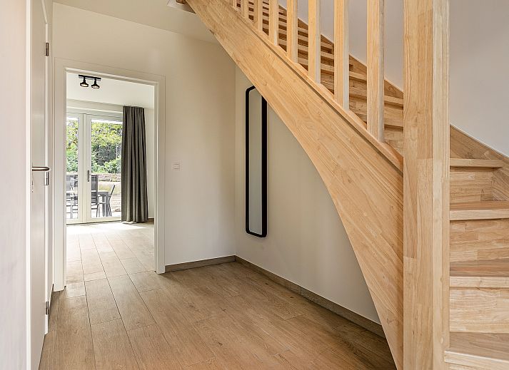 Geniet van een ontspannen koffiemoment in de stijlvolle keuken van Mooi Zutendaal, een 6-persoons villa in het groene Limburg, Belgie.