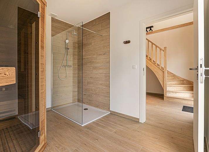 Geniet van een ontspannen koffiemoment in de stijlvolle keuken van Mooi Zutendaal, een 6-persoons villa in het groene Limburg, Belgie.