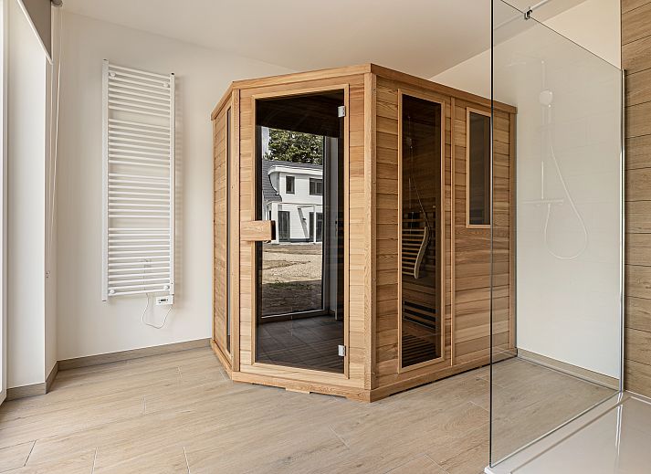 Geniet van een ontspannen koffiemoment in de stijlvolle keuken van Mooi Zutendaal, een 6-persoons villa in het groene Limburg, Belgie.