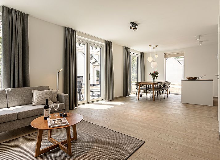 Geniet van een ontspannen koffiemoment in de stijlvolle keuken van Mooi Zutendaal, een 6-persoons villa in het groene Limburg, Belgie.