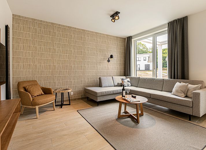 Geniet van een ontspannen koffiemoment in de stijlvolle keuken van Mooi Zutendaal, een 6-persoons villa in het groene Limburg, Belgie.