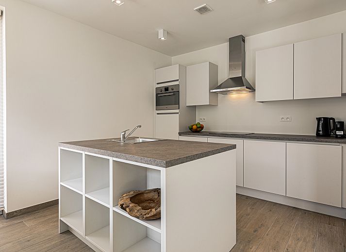Gezellige slaapkamer in Mooi Zutendaal 6-persoons villa in Limburg, Belgie, met comfortabele bedden en moderne inrichting.