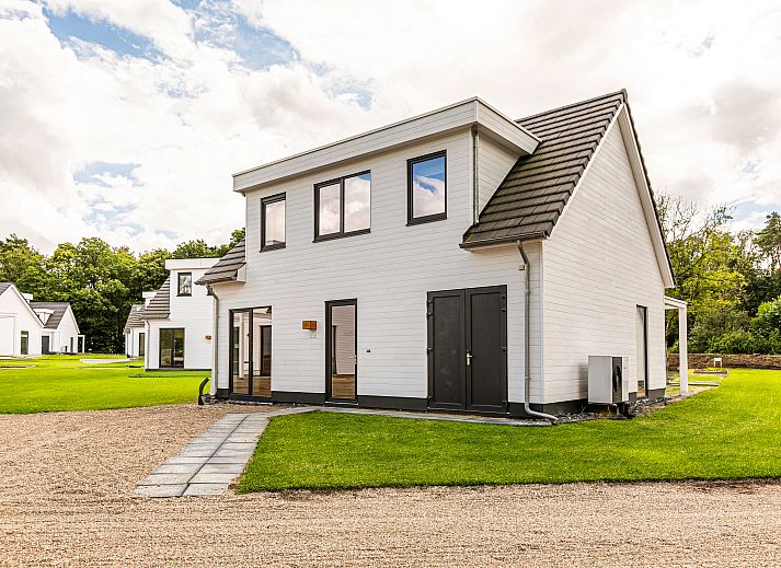 Gezellige slaapkamer in Mooi Zutendaal 6-persoons villa in Limburg, Belgie, met comfortabele bedden en moderne inrichting.