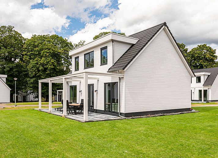 Gezellige slaapkamer in Mooi Zutendaal 6-persoons villa in Limburg, Belgie, met comfortabele bedden en moderne inrichting.