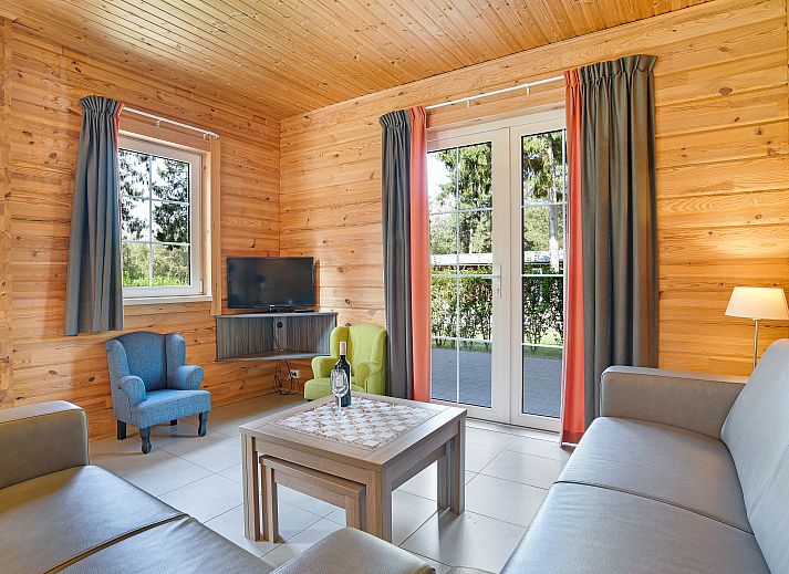 Kinderbungalow Mooi Zutendaal in Limburg, Belgie, biedt een gezellige slaapkamer met stapelbed en speelse inrichting voor een comfortabele vakantie.