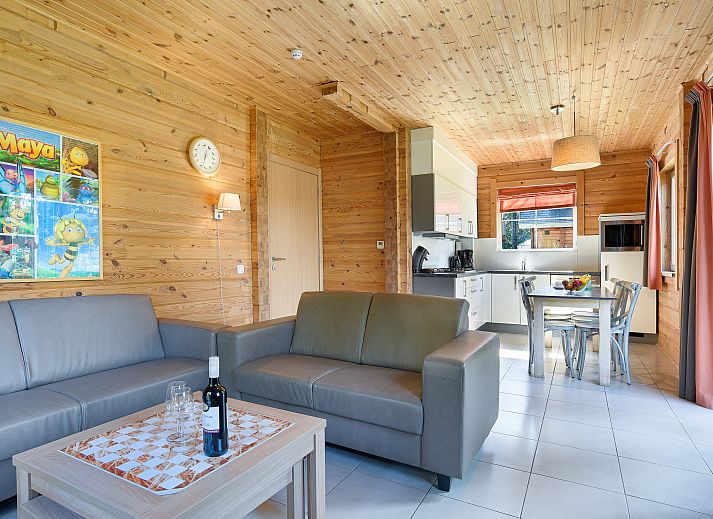Kinderbungalow Mooi Zutendaal in Limburg, Belgie, biedt een gezellige slaapkamer met stapelbed en speelse inrichting voor een comfortabele vakantie.