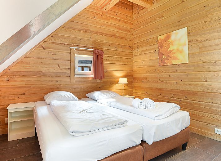 Kinderbungalow Mooi Zutendaal in Limburg, Belgie, biedt een gezellige slaapkamer met stapelbed en speelse inrichting voor een comfortabele vakantie.