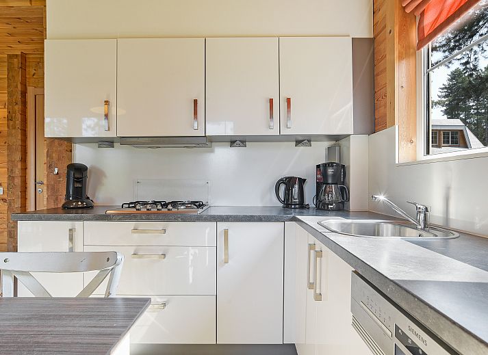 Kinderbungalow Mooi Zutendaal in Limburg, Belgie, biedt een gezellige slaapkamer met stapelbed en speelse inrichting voor een comfortabele vakantie.