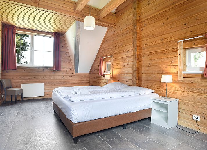 Kinderbungalow Mooi Zutendaal in Limburg, Belgie, biedt een gezellige slaapkamer met stapelbed en speelse inrichting voor een comfortabele vakantie.