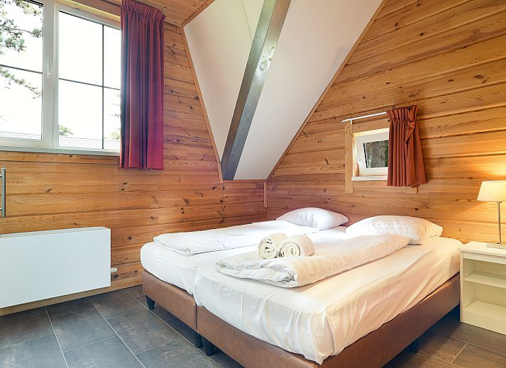 Mooi Zutendaal 6-persoons kinderbungalow in Limburg, Belgie, met zonnig terras en groene omgeving voor een ontspannen vakantie.