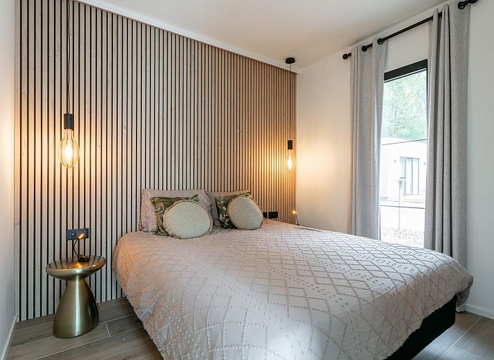 Moderne woonkamer in Thalor vakantiewoning Zutendaal, Limburg met comfortabele zithoek en uitzicht op de tuin.