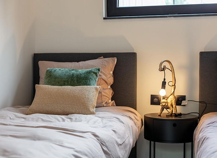 Moderne woonkamer in Thalor vakantiewoning Zutendaal, Limburg met comfortabele zithoek en uitzicht op de tuin.