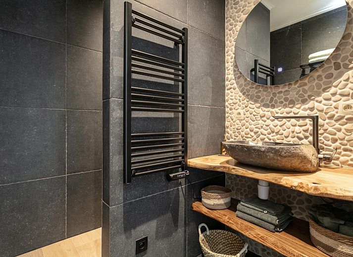 Moderne woonkamer in Thalor vakantiewoning Zutendaal, Limburg met comfortabele zithoek en uitzicht op de tuin.