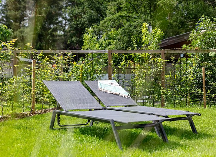 Moderne woonkamer in Thalor vakantiewoning Zutendaal, Limburg met comfortabele zithoek en uitzicht op de tuin.