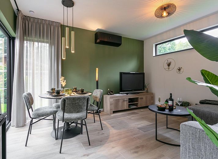 Gezellige eethoek in Thalor vakantiehuis Zutendaal, Limburg voor sfeervolle maaltijden met uitzicht op de natuur.