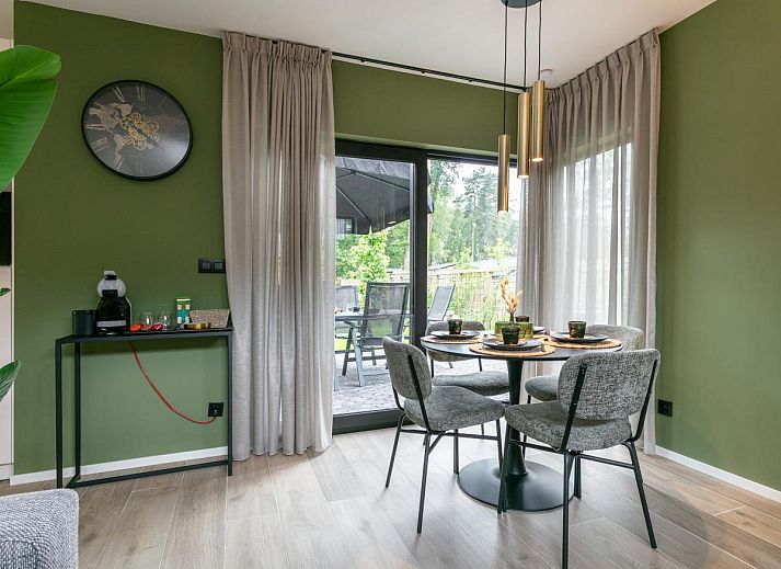Gezellige eethoek in Thalor vakantiehuis Zutendaal, Limburg voor sfeervolle maaltijden met uitzicht op de natuur.