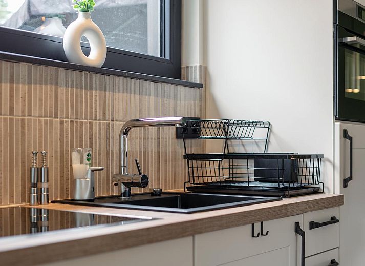 Stijlvolle keuken in Thalor vakantiehuis Zutendaal, Limburg met moderne apparatuur en veel lichtinval.