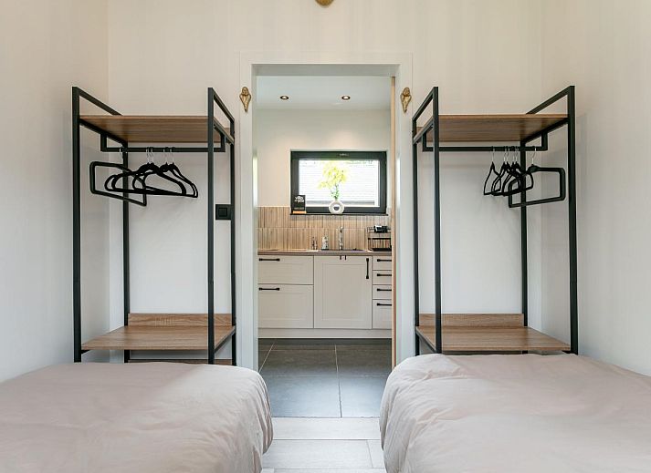 Stijlvolle keuken in Thalor vakantiehuis Zutendaal, Limburg met moderne apparatuur en veel lichtinval.