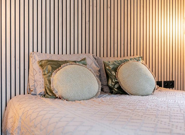 Stijlvolle keuken in Thalor vakantiehuis Zutendaal, Limburg met moderne apparatuur en veel lichtinval.