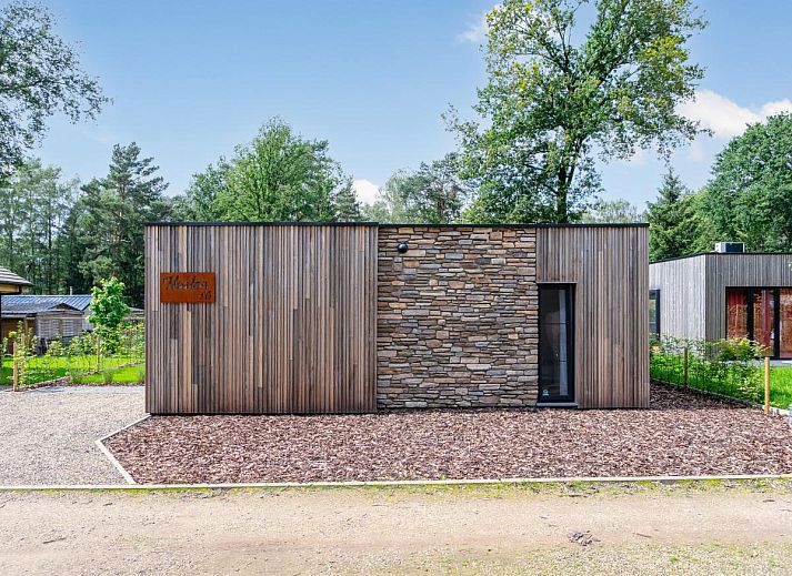 Koffiecorner in Thalor vakantiewoning Zutendaal, Limburg met espressomachine en diverse koffiebenodigdheden.