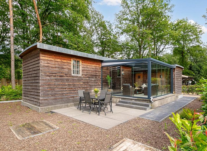 Chalet Wielsmer in Zutendaal, Belgie met modern terras omringd door natuur.