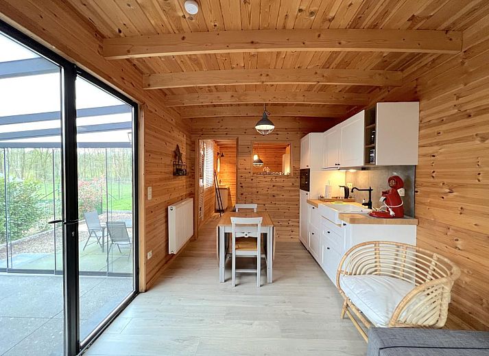 Chalet Wielsmer in Zutendaal, Belgie met modern terras omringd door natuur.