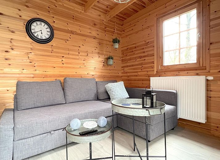 Chalet Wielsmer in Zutendaal, Belgie met modern terras omringd door natuur.