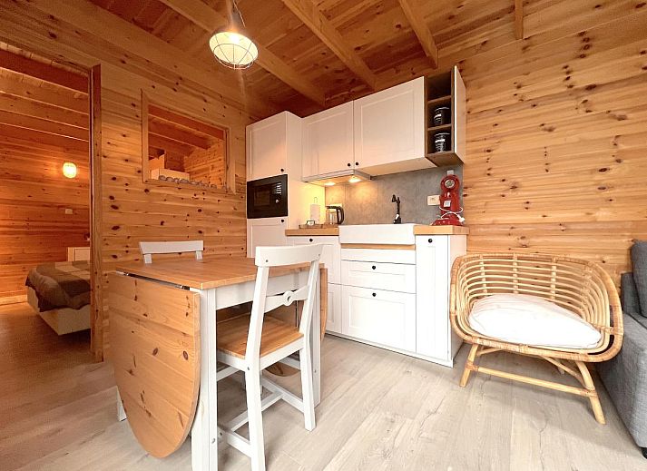 Chalet Wielsmer in Zutendaal, Belgie met modern terras omringd door natuur.