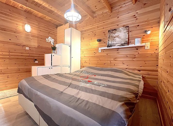 Chalet Wielsmer in Zutendaal, Belgie met modern terras omringd door natuur.