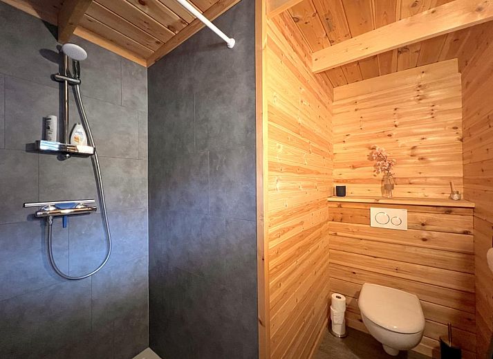 Gezellige binnenruimte van Chalet Wielsmer, vakantiehuis in Limburg, Belgie.