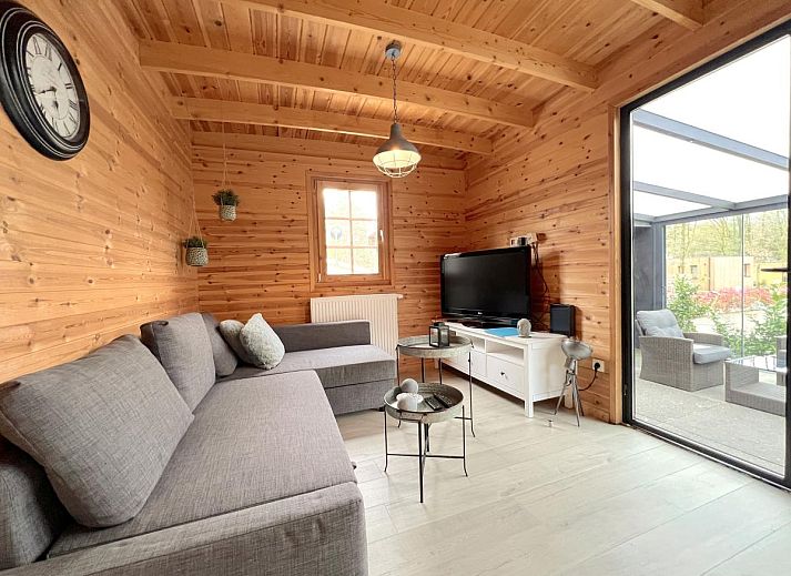 Comfortabele zithoek in Chalet Wielsmer, Zutendaal, voor ultieme ontspanning.