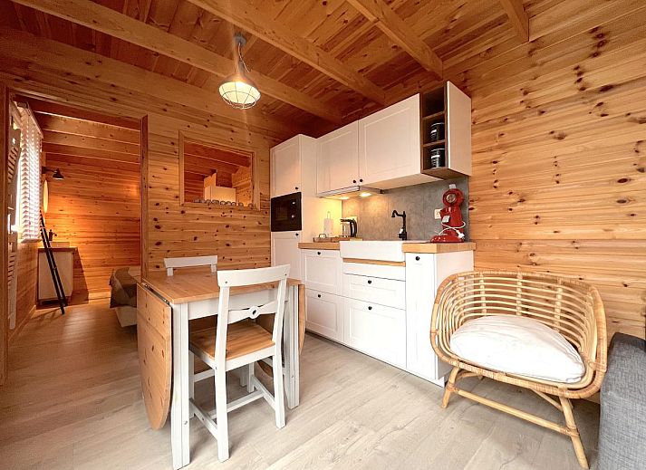 Comfortabele zithoek in Chalet Wielsmer, Zutendaal, voor ultieme ontspanning.