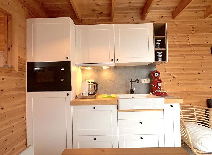 Comfortabele zithoek in Chalet Wielsmer, Zutendaal, voor ultieme ontspanning.