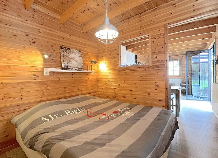 Eethoek en keuken in Chalet Wielsmer, een charmant vakantieverblijf in Belgie.